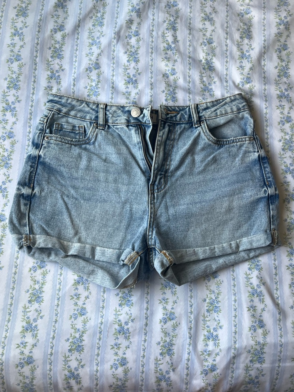 refuge denim Light Wash Rolled-Hem High Rise Mom Denim Shorts - size 3